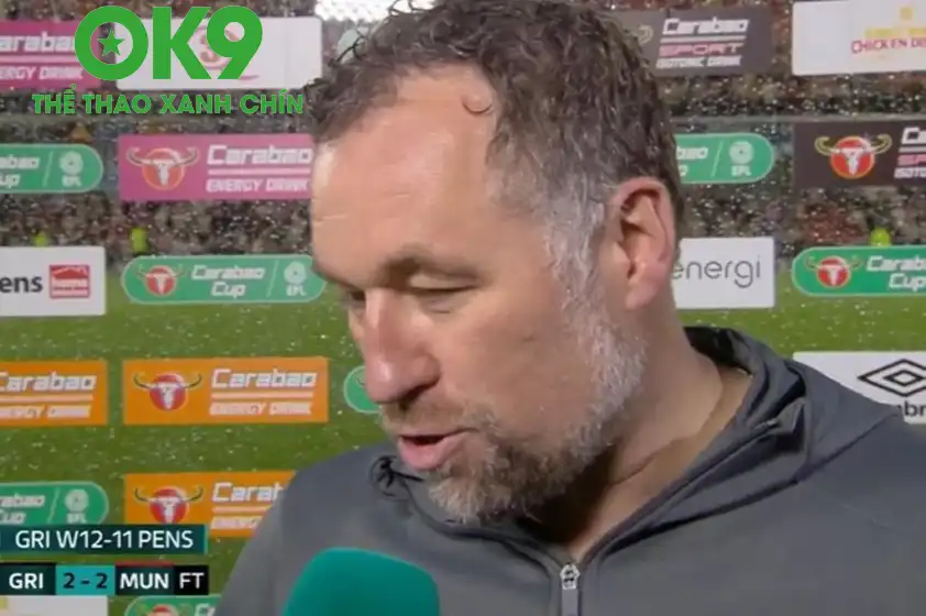 Huấn luyện viên David Artell của Grimsby Town (Ảnh: ITV Sport) Huấn luyện viên David Artell của Grimsby Town (Ảnh: ITV Sport)