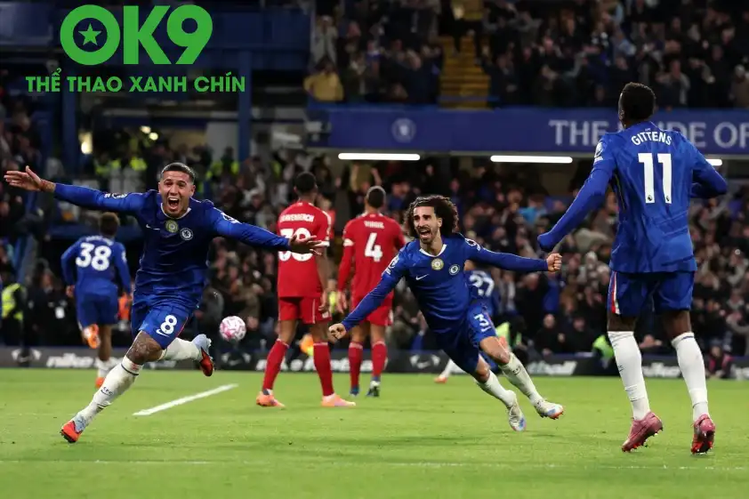 Cucurella và Enzo ăn mừng bàn thắng của Estevao (Ảnh: X). Cucurella và Enzo ăn mừng bàn thắng của Estevao (Ảnh: X).